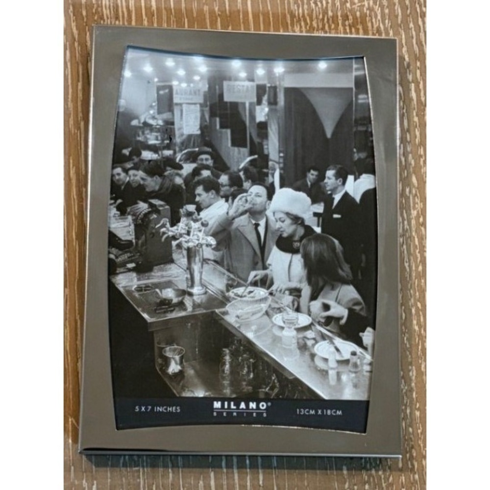 Milano Series Silver Metal 5x7 Picture Frame Modern Curved Border Tabletop
